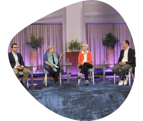 Auf einem Podium sitzen von links nach rechts: PD Dr. med. Mohamed Elessawy, Renate Haidinger, Eva Schumacher-Wulf und Prof. Dr. med. Nicolai Maass. 