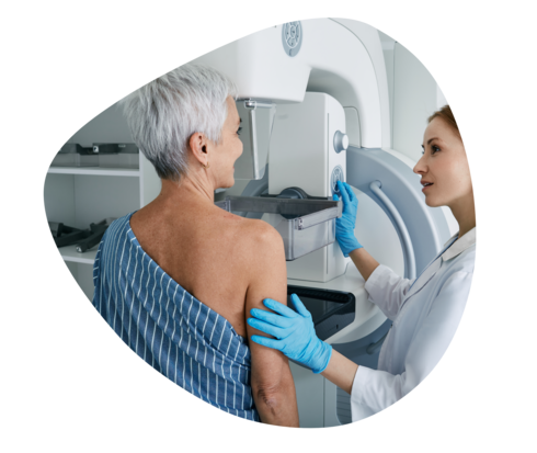 Eine Frau bei der Mammografie.