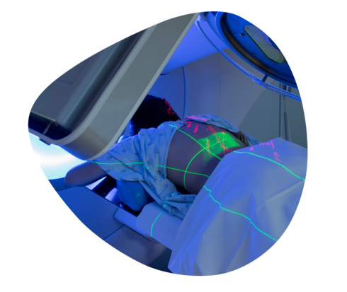 Metastasierter Brustkrebs: Behandlung von Knochenmetastasen Patientin liegt unter einem Screening-Gerät.
