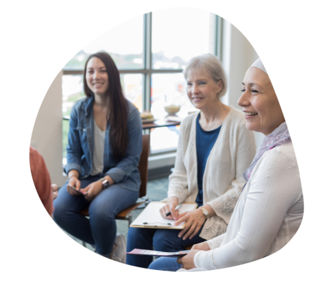 Brustkrebs: My time Eine Gruppe Frauen in einem Stuhlkreis.