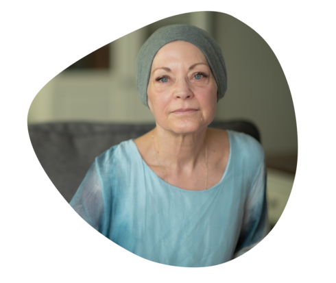 Eine Frau mit Kopftuch schaut mit unsicherem Blick in die Kamera