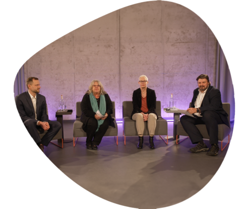 Die Experten und Moderatorinnen des 5. My time Talks von links: PD Dr. med. Julius Emons, Reante Haidinger. Eva Schumacher-Wulf, Prof. Dr. med. Peter A. Fasching. 