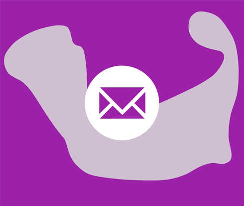 Icon mit einem Briefumschlag auf lilafarbenem Hintergrund.