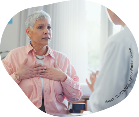 Frau im Gespräch mit Ärztin 