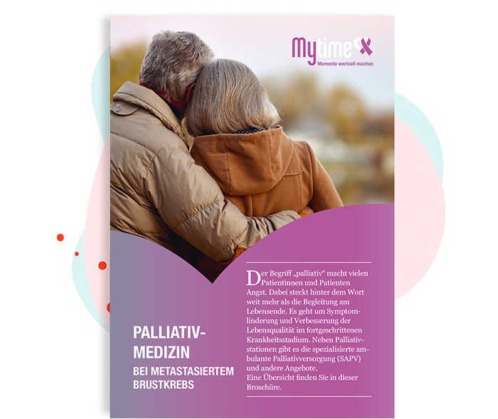 Vorschaubild für den Download des Flyers „Palliativmedizin“ Rückansicht eines älteren Paares. Er nimmt sie liebevoll in den Arm und neigt seinen Kopf seitlich zu ihr.