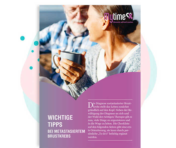 Vorschaubild zum Download des Flyers „Wichtige Tipps" Ein Paar sitzt draußen und schaut sich vertraut an.