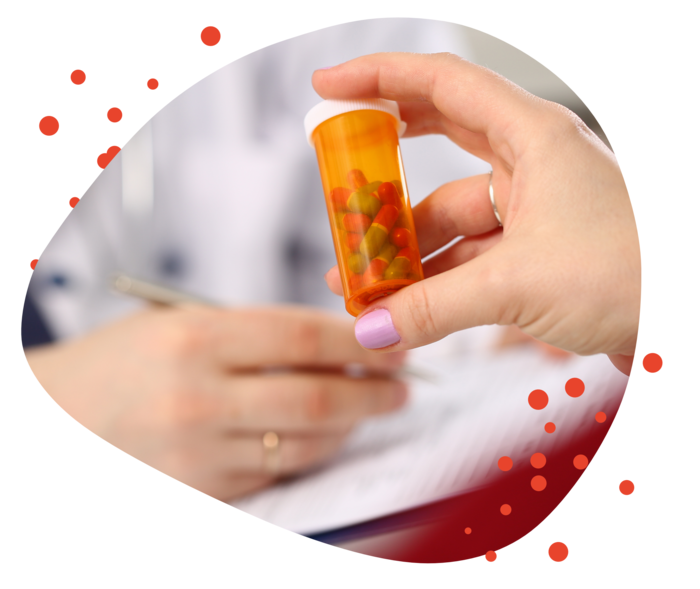 Metastasierender Brustkrebs: Zielgerichtete Therapie xEine rötlich transparente Tablettendose in einer Hand.