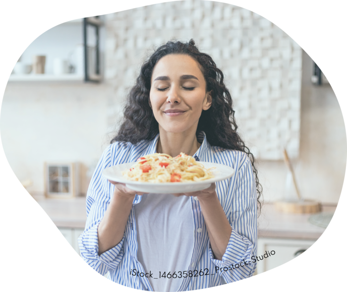 Ernährung bei Brustkrebs – Frau hält Teller mit Nudeln