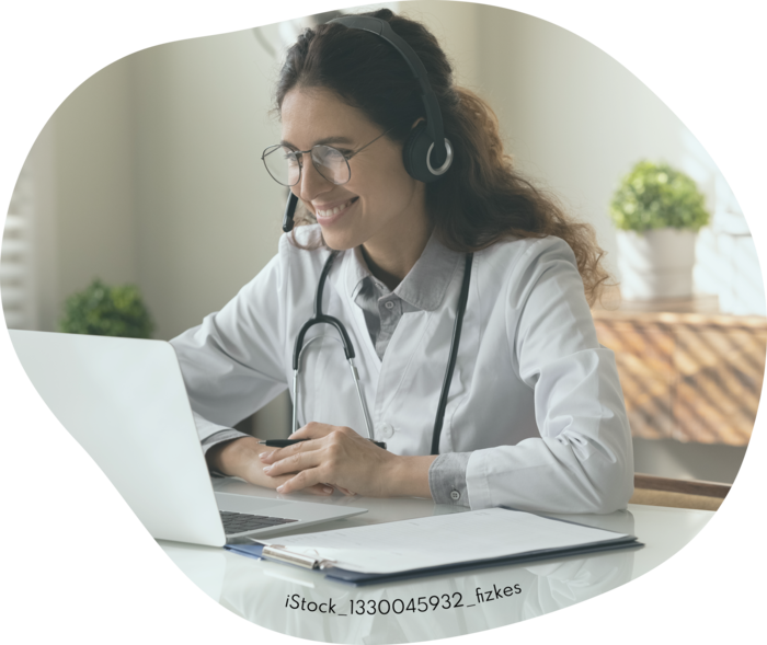 Ärztin mit Headset während einer Videosprechstunde