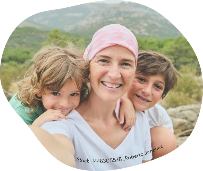 Bewegung bei Brustkrebs – Mutter mit Kindern beim Wandern Mutter mit zwei Kindern beim Wandern