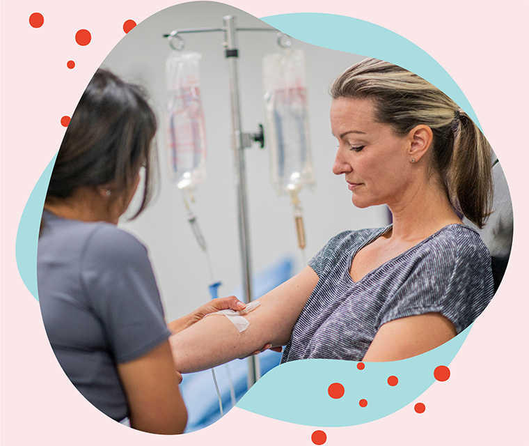 Leben mit Brustkrebs: Eine Patientin bei ihrer Chemotherapie Leben mit Brustkrebs: Eine Patientin bei ihrer Chemotherapie