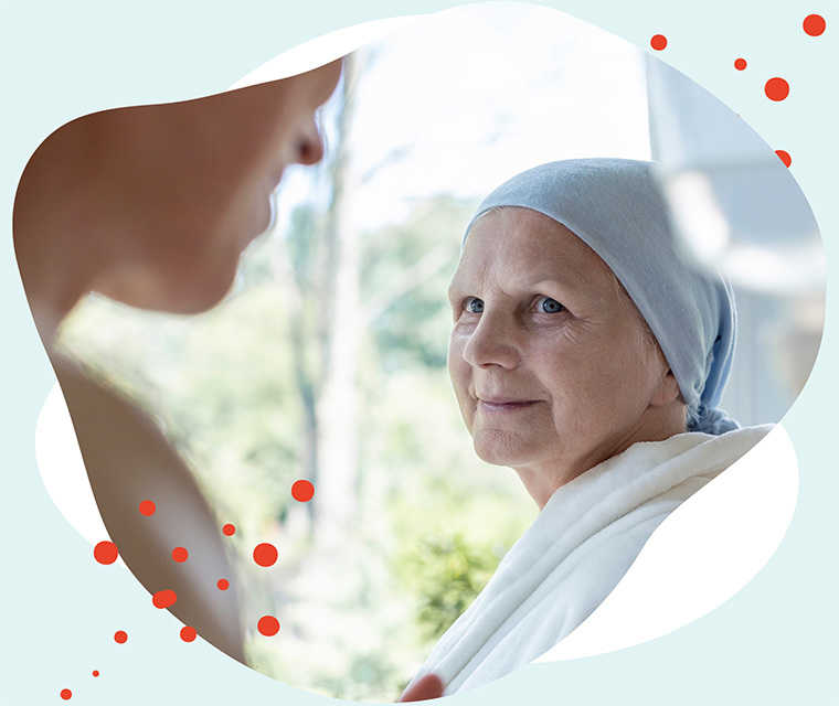 Leben mit Brustkrebs: Ältere Patientin lächelt in die Kamera