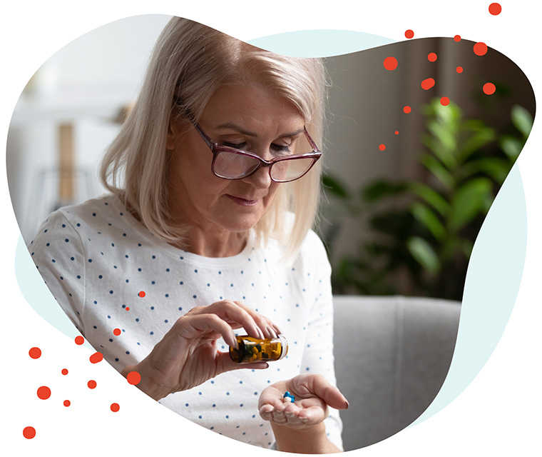 Leben mit Brustkrebs: Patientin schüttet sich ihre Tabletten in die Hand