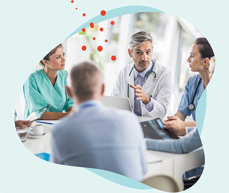 Leben mit Brustkrebs: Eine Gruppe Ärzte in einem Gespräch