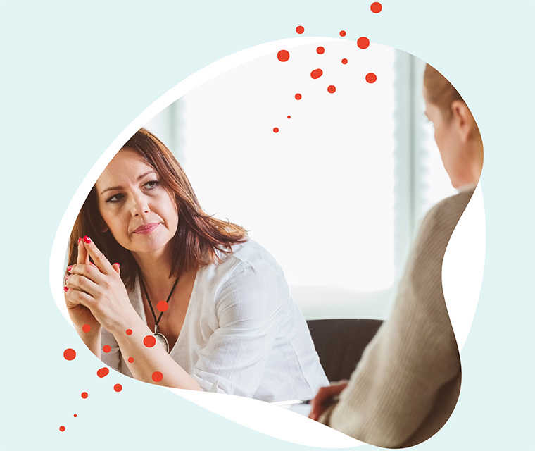 Leben mit Brustkrebs: Zwei Frauen unterhalten sich