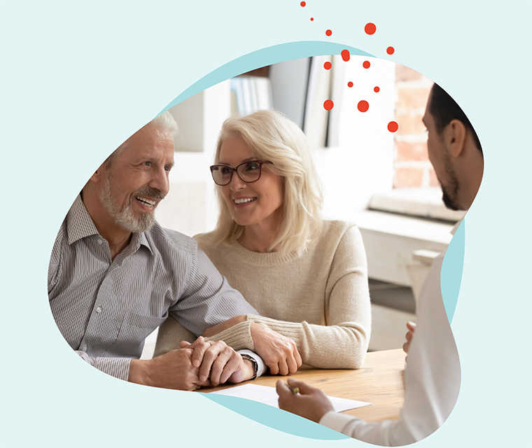 Leben mit Brustkrebs: Ein älteres Pärchen in einem Beratungsgespräch