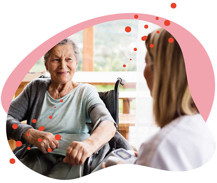 Leben mit Brustkrebs: Eine ältere Frau unterhält sich mit ihrer Betreuerin