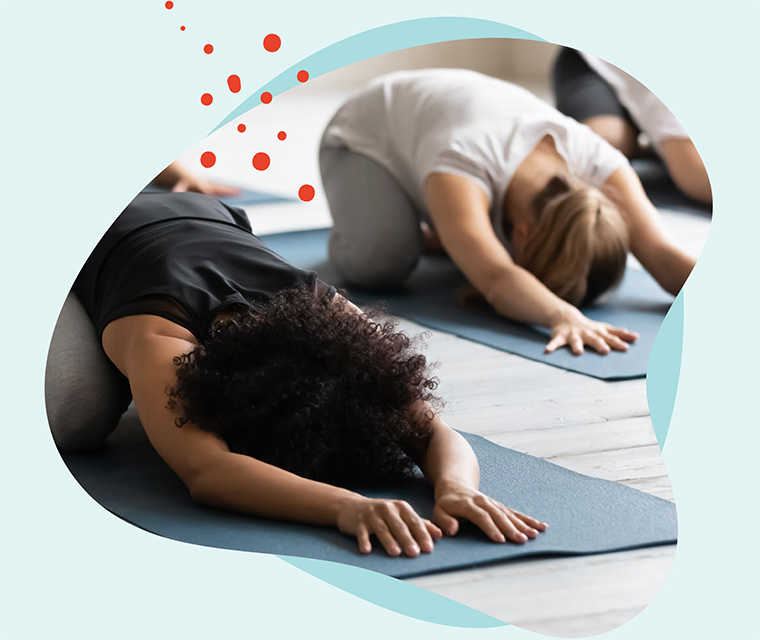 Leben mit Brustkrebs: Eine Gruppe Frauen bei einem Yogakurs Leben mit Brustkrebs: Eine Gruppe Frauen bei einem Yogakurs