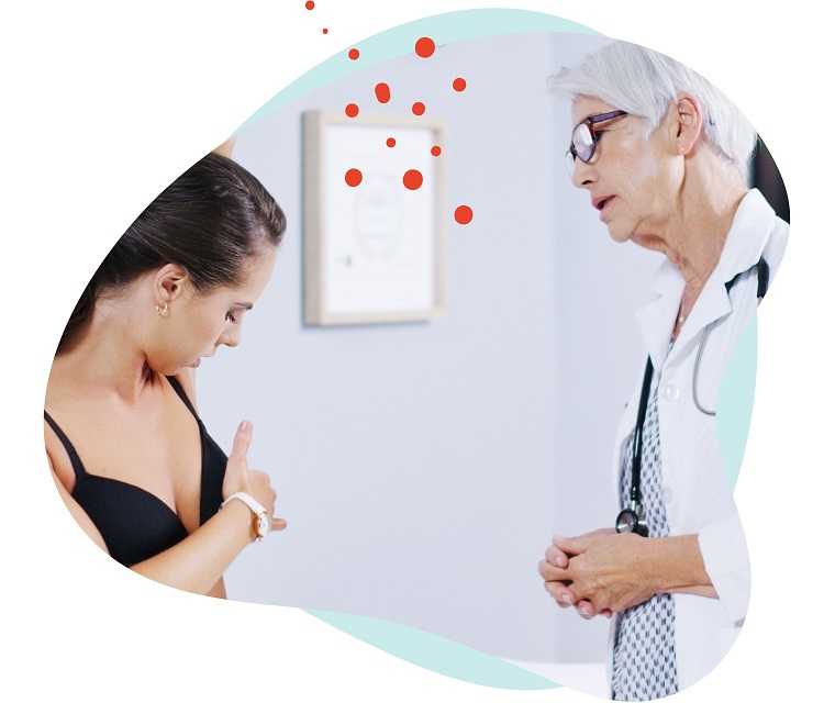 Leben mit Brustkrebs: Eine Ärztin bei der Untersuchung ihrer Patientin