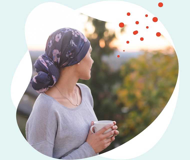 Leben mit Brustkrebs: Eine Frau schaut in ihrem Garten in die Ferne