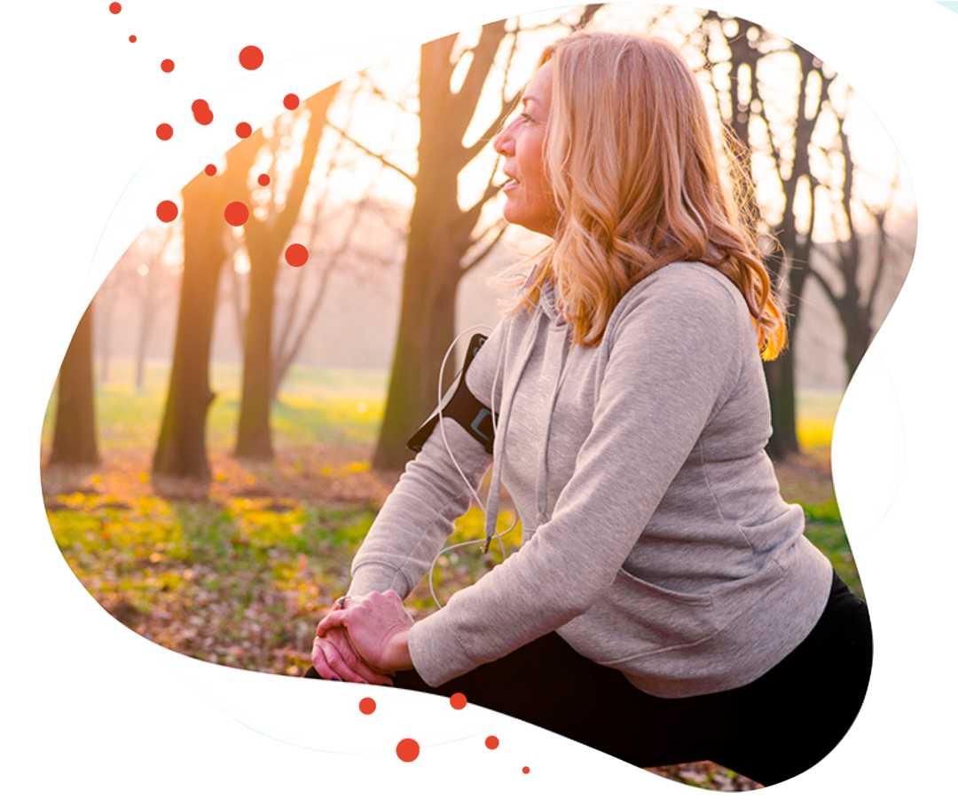 Leben mit Brustkrebs: Eine Frau bei Dehnübungen nach dem Laufen