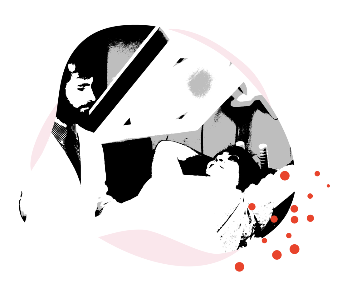 Eine Frau liegt unter einem Bestrahlungsgerät. Ein Mann im weißen Kittel schaut zu.