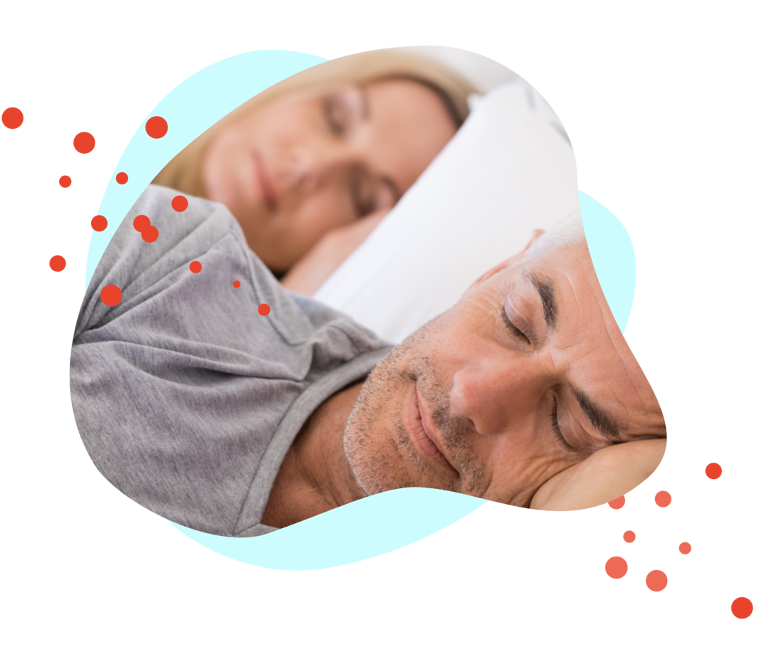 Ein Mann liegt im Bett und schläft. Im Hintergrund leicht unscharf ist eine schlafende Frau zu erkennen.