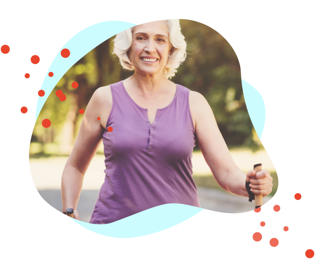 Eine Frau beim Nordic Walking.