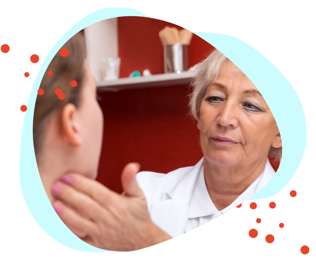 Eine Frau tastet den Hals einer anderen Frau ab.