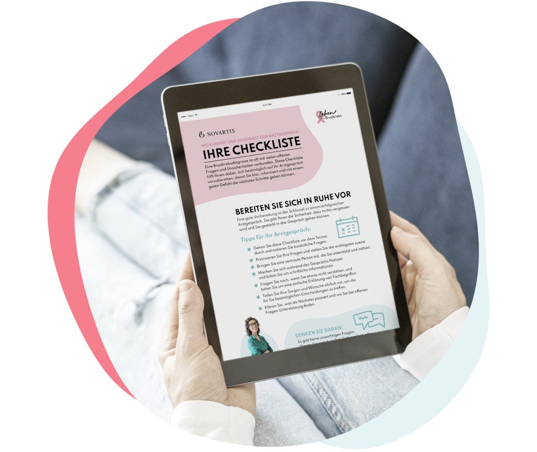 Eine Person hält eine Tablet in den Händen. Auf dem Display ist die Brustkrebs-Checkliste zur Vorbereitung au das Arztgespräch zu sehen.