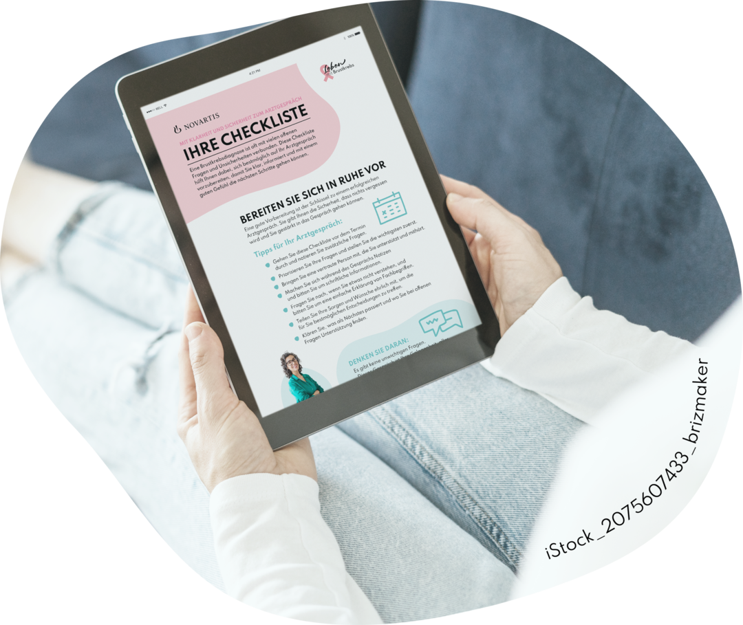 Checkliste für das Arztgespräche bei frühem Brustkrebs Frau hält Tablet mit geöffneter Checkliste